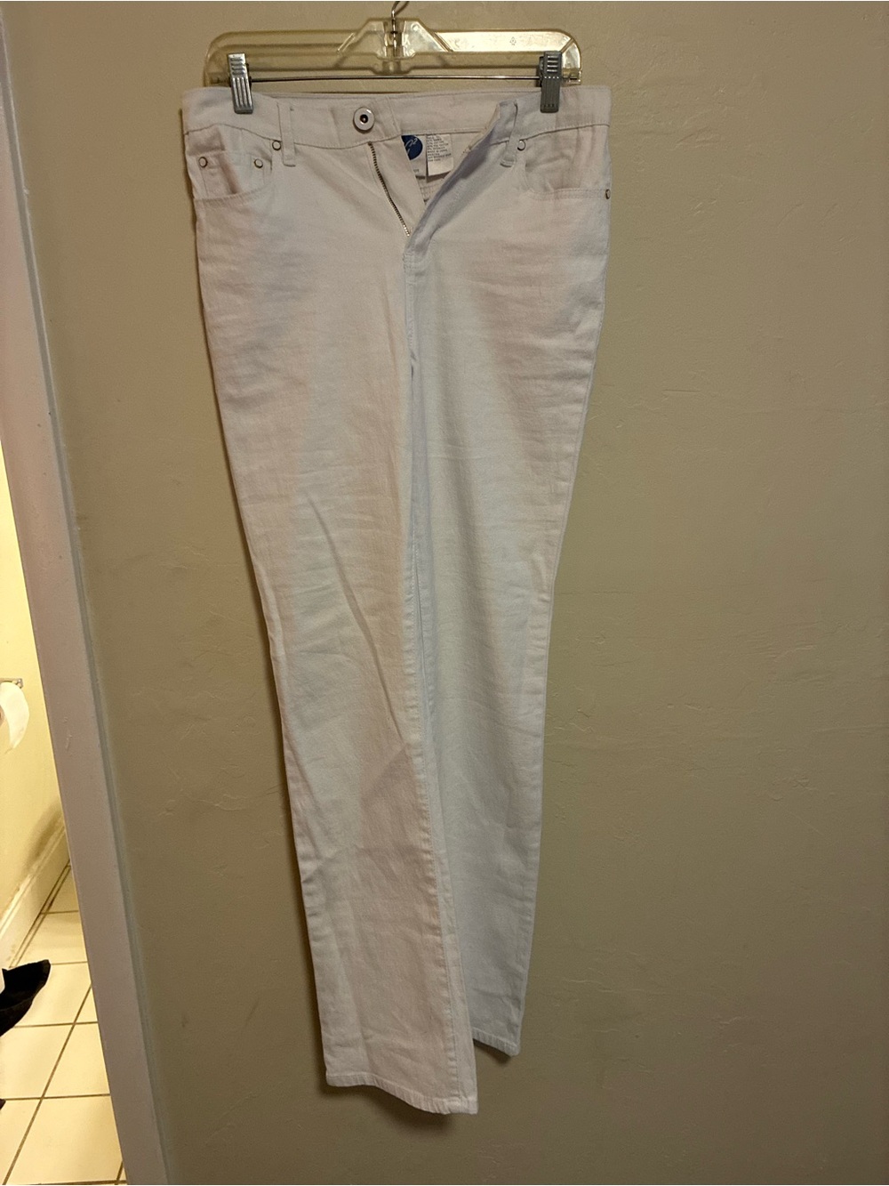 DG2 by Diane Gilman White Straight Leg Jeans
